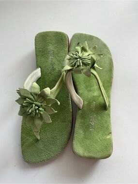 Kid Express Green Floral Suede Girls' Flip Flops